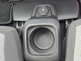 運転席と助手席の間にはシガーソケットもあります♪