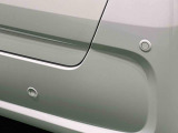 車の四隅にセンサーを施し死角になりやすい左右前後方向の障害物を感知することで、縦列駐車や車庫入れをサポートするコーナーセンサーが付いてます