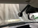 【別途SDカードの購入が必要です。また社外品は保証対象外となります。】運転中の映像・音声などを記録して、交通事故やトラブルが起きた時の正確な状況把握に役立つドライブレコーダーが装着済。