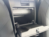 車検証ケースやサングラスなどを収納できるスペースもあります。
