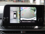 【アラウンドビューモニター】上空から見下ろしているかのような映像を映し出して、スムースな駐車をアシストします。