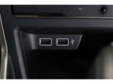 USB付☆ドライブ中もスマホの充電可能です。