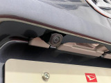 【バックカメラ】 対応モニターを装着することで、駐車時に車両後方の様子を見ることができます。