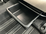 【シートアンダートレイ】助手席シート下にはトレイが装備!サンダルなどの収納に便利です☆