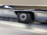 車の後方に小型カメラが付いておりバックする際の後方の様子をモニター上に表示します。