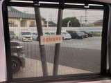 スライドドアにはロールサンシェイドが付いていて周囲の視界を妨げてくれます