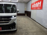 当店では専任のメカニックが大切なお客様のお車を一台一台丁寧に整備いたします。自社認証工場にてリフトアップし下回りまでキッチリ検査いたします。