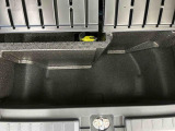 リアラゲッジ下部も収納スペースを備えています。常時積んでおきたい道具など、使い分けできます!