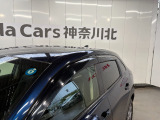 ドアバイザーを装備!雨の日でも窓を少し開けて車内の換気がしやすく、空気を入れ替えたい時に便利です。雨の吹き込みを抑えてくれるため、天候を問わず日常使いで活躍する実用的な装備です。