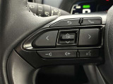 運転中、オーディオの操作をしてて、ハッとしたことはありませんか?ステアリングスイッチは、運転中でもハンドルでオーディオの操作が可能です。安全なドライブをサポートします。