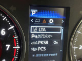 レーンディパーチャーアラートとは車線または走路からの逸脱の可能性を警告すると共に、車線または走路からの逸脱を避けるためのハンドル操作の一部を支援する機能です。詳細は販売店スタッフまでおたずねください。