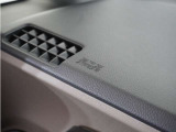 ◆助手席エアバッグ◆SRSエアバッグは、シートベルトだけでは防ぎきれない衝突時の衝撃から乗員を守るための安全装置。衝突時に瞬時に膨らみ、頭部や胸部がダッシュボードに直接衝突するのを防ぎます。