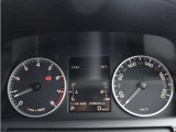 針の動きや文字盤の質感まで含めて、運転席に座ったときの雰囲気を楽しめるメーターまわりです。