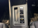 コンパクトで操作しやすい電子制御シフト。室内空間を広々と使えます