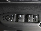 運転席のパワーウインドスイッチで全席窓の開閉・ロック操作ができます。