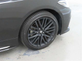 装着タイヤサイズは、225/45R18です。純正アルミホイールを装着しております。