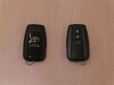 中古車としてスマートキーが2個あるのは重要なチェックポイント!バックドアの開閉ボタンも付いています。離れたところからの開け閉めや、手荷物があるときに便利です♪