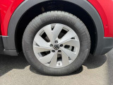 車両のスタイリングを引き立てるアルミホイールを装備しています
