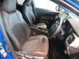 高いホールド性で運転姿勢が安定します。長距離ドライブでも疲れにくいのが魅力です。快適なドライビングライフをお送りください♪