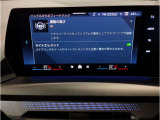 【ⅰドライブナビゲーション】文字情報も鮮明に表示する高解像度カラーディスプレイを採用。視認性に優れた地図デザインと特徴的な建造物を目印にした描写表示で現在位置を把握できます。地図データの更新も可能です