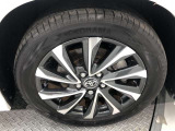 【純正アルミホイール】です!車両デザインに合わせてホイールをデザインしているため、見た目にもカッコイイアルミホイール♪洗車もラクチンで錆びません。