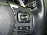 ステアリングスイッチ付き。前方から目を離すことなく操作することが可能です。