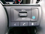 プロパイロット。高速道路の運転で、アクセル、ブレーキ、ステアリングをクルマがアシスト。ドライバーの負担を軽減します。