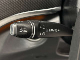 ステアリングボタンは、使いやすいデザインでございます。ステアリング付近のレバーや、ステアリングボタンで追従機能の操作も可能でございます。