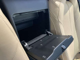 センターバックに設置した大型のグローブボックスは車検証など大きな物もすっぽりと収まるサイズとなっております。