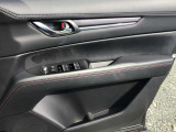 運転席のドアトリムとパワーウィンドウスウィッチ
