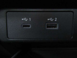 USB(タイプA、C)でナビゲ-ションに接続。充電も可能。