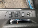 運転席のパワーウインドウはオート機能付き!電動格納式ドアミラーも付いてます。