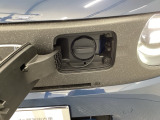 急速充電は車内のボタンを操作して開け、あとは充電コネクターを差すだけで充電開始します。簡単な充電操作と、フタの開け方を変えることで差し間違いを防げる安心感。