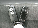 キーを取り出さずにドアを施錠&解錠。クルマの始動も可能です。