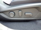 運転席側電動パワーシートで細かい調整が可能です。
