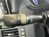 【オートワイパー(AUTO)】雨が降り出した時に、雨滴検出用センサー(レインセンサー)が雨滴を感知すると、自動でワイパーが動作します。