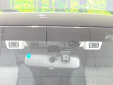 【アイサイト】前方の車両等を検知し、衝突しそうな時は警報で注意を促し、ブレーキを踏む力をサポート。ブレーキを踏めなかった場合は衝突被害軽減ブレーキが作動、衝突回避をサポートします。