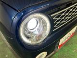白く明るい光で夜間走行をサポートするLEDヘッドランプを搭載
