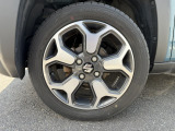 純正アルミホイールです。タイヤサイズは、165/60R15です。