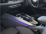 内装はシンプルに使い勝手を考え作られています。お車を運転する感覚をダイレクトに体感して頂けます。室内も広くロングドライブにも快適にお過ごしいただけます。