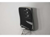 「スマートキー」。キーをポケットやバックに入れたまま車のドアの解錠・施錠、エンジンのON/OFFが行えるます。