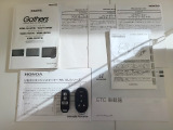【エンジンスターター】離れた場所からエンジン始動が可能で、夏冬共に乗車前から快適な車内温度でお乗りいただけます。