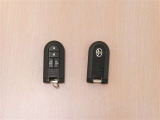 中古車としてスマートキーが2個あるのは重要なチェックポイント!両側の電動スライドドアの開閉ボタンも付いています。離れたところからの開け閉めや、手荷物があるときに便利です♪