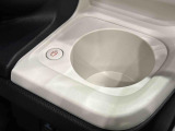 (前席/掘り込み式)ホットカップホルダー☆保温付で温活が車内でも実現♪600mlのペットボトルまで対応しておりスイッチ1つで温かい飲み物は保温を、冷たい飲み物は常温にしてくれます