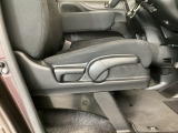 【前席】運転席にはシート高を調整できるハイトアジャスターが装備され、幅広いシートポジションの設定が可能になっております♪