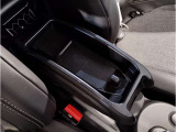 【置き型充電器】置き型充電に対応しております。お持ちの携帯電話が置き型充電器対応でしたら、充電コードの必要なく、すっきりとした車内のまま携帯の充電が可能です。