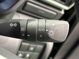 周りの明るさに応じて点灯するオートライト。ワンタッチターンシグナル機能付き方向指示器になっています。レバーはターン位置で固定されず、手を離すと元の位置に戻ります。