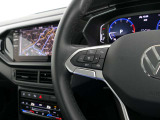 設定したスピードを上限に自動で加減速をし、一定の車間距離を保つ事で長距離運転の疲労を軽減する【ACC】が装備。