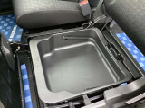 助手席シート下には大きな収納ボックスが付いています。取り外しができるので、汚れても取り外しての水洗いができて便利です。
