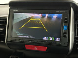 リバースギアに入れるだけで後方の表示へ切り替わります。夜間や雨の日の駐車も楽になりますよ。